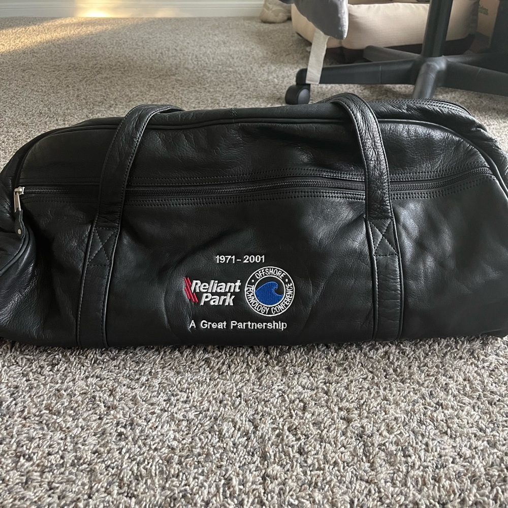 Canyon outback leather goods bag